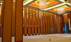  酒店餐廳裝修設(shè)計(jì)怎樣選用活動(dòng)隔斷墻材料？